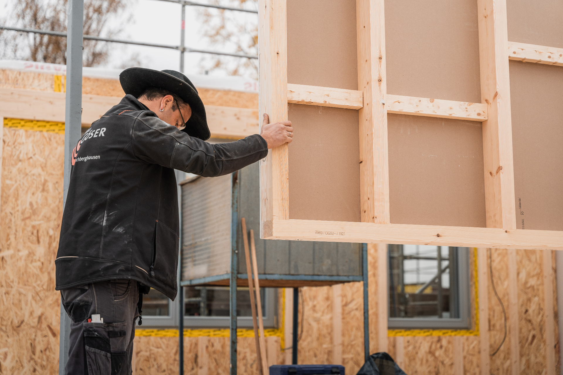 Zimmerer am Holzrahmen — Holzbau Göser